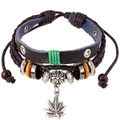 Pulsera multicapa de cuero con colgante de hoja de arce en bronce y cuentas de madera - Pulsera Retro con Colgante de Hoja (B01390) / Marrón