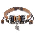 Bracciale multistrato in pelle fatto a mano con perline in legno e pendente a foglia su bianco - Stile Pendente a Foglia Vintage Marrone