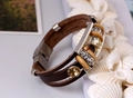Detailsicht eines mehrlagigen Lederarmbands mit Silberakzenten und Kristallperlen - Dunkelbraun