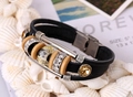 Detail eines mehrlagigen Lederarmbands mit Holzperlen und gelben Kristallen auf Muscheln - Schwarz