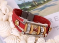 Detail eines roten mehrlagigen Lederarmbands im Boho-Stil mit Perlen und Metallschließe - Rot