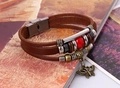 Dettaglio del bracciale multistrato in pelle con ciondolo a farfalla e fibbia in acciaio - Stile Vintage con Perline / Marrone Scuro