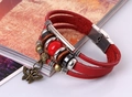 Dettaglio del bracciale multistrato in pelle rossa con ciondolo a farfalla e chiusura in acciaio - Pendente Farfalla / Rosso