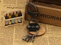 Vintage Punk Leder Schlüsselanhänger mit antiken Bronzehaken auf Holzhintergrund - Schwarz