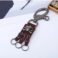 Portachiavi in pelle retrò con teschio in argento vintage e tre anelli di metallo - Marrone