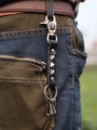 Portachiavi punk in pelle con moschettone a teschio e borchie su un paio di jeans - Nero