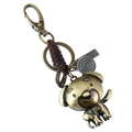 Portachiavi vintage cane in bronzo con cinturino in pelle e ciondoli su sfondo bianco - Cane