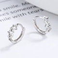 Pendientes de aro en plata de ley 925 con diseño de estrellas sobre fondo blanco - Plata 925 / Oro Blanco
