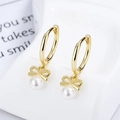 Eleganti orecchini a cerchio a farfalla in argento 925 dorato con ciondoli in perla bianca - Argento 925 / Oro