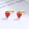 Douces boucles d'oreilles fraises en argent 925 avec émail rouge et fini doré - Clous Fraise / Or