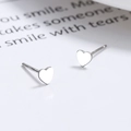 925 Sterling Silber Ohrstecker mit drei schwarzen Herzen auf elegantem weißem Papier - Polierter Herz Stil (Gummistopfen)