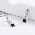 Minimalistische Creolen aus 925er Sterlingsilber mit geometrischen schwarzen Emaille-Anhängern - Weißgold-Quadratisch / 925er Silber