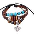 Mehrlagiges Lederarmband im Boho-Stil mit Türkisperlen und Metallanhängern auf Weiß - Vintage Ethnic Style Mehrlagiges Armband (B01314)
