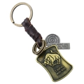 Dettaglio portachiavi zodiaco Toro vintage con scudo in rilievo e pelle intrecciata marrone - Taurus