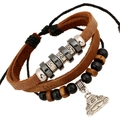 Mehrlagiges Herren-Lederarmband mit Buddha-Anhänger und handgefertigten Perlen auf Weiß - Buddha Anhänger Mehrlagig Stil (B01305)