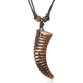 Collana con pendente a corno di toro retrò in resina con corda nera e perline di legno - Corno Marrone E Bianco (SN021)