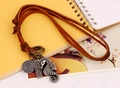 Dettaglio della collana vintage in pelle con ciondolo a cavalluccio marino - Argento Antico