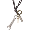 Retro bruine leren ketting met hangers van een moersleutel, kruis en graveerplaat - Antiek Zilver