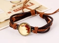 Detalle de pulsera de cuero trenzado multicapa vintage con dije de bronce antiguo - Hilo Marrón Claro