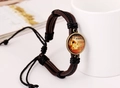 Detalle de pulsera punk de cuero trenzado con amuleto vintage y cordón ajustable - Hilo Negro