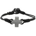 Handgewebtes schwarzes Lederarmband mit silbernem Kreuzanhänger auf weißem Hintergrund - Schwarz