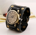 Orologio largo in pelle stile punk con borchie in bronzo e quadrante retrò - Stile a Tre Sotto-quadranti