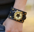 Orologio a polsino retrò in pelle nera da uomo con borchie in bronzo e quadrante a stella - Quadrante a Stella