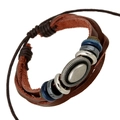 Mehrlagiges braunes Lederarmband mit Vintage-Metallelement und geflochtener Kordel - Retro mehrlagiger geflochtener Stil / Braun