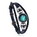 Dettaglio del bracciale in pelle intrecciata con segno zodiacale Capricorno - Capricorno