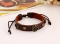 Vista dettagliata del bracciale in pelle marrone vintage con ciondolo picche A in bronzo - Marrone