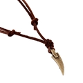 Collar de cuero retro para hombre con colgante en forma de diente de bronce y fondo blanco - Estilo Colgante de Diente (N0130)