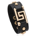 Bracciale in pelle nera stile punk con motivo a spirale dorata e borchie in metallo - Nero