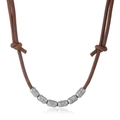 Collana vintage in pelle marrone regolabile con perle in metallo argentato su fondo bianco - Marrone
