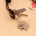 Collana vintage in pelle con ciondolo a ascia in bronzo e targa in metallo incisa - Ascia