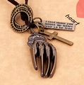 Collana retrò in pelle marrone con croce in bronzo e pendente a mano meccanica - Mano di Fatima
