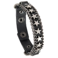 Bracciale punk in pelle nera con borchie a stella argentate e dettagli di catena su fondo bianco - Nero