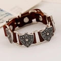 Bracciale vintage in pelle punk con ciondoli a scudo goffrati e fibbie in lega d'argento - Marrone Scuro