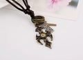Details einer verstellbaren Lederkette mit Bronze-Kreuzanhänger und Gravur-Schild - Kreuzanhänger-Stil