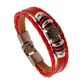 Punkiges mehrlagiges rotes Lederarmband mit geflochtener Schnur und Metallkreuz - Rotes Kreuz Stil