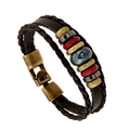Bracciale multistrato in pelle stile boho con perline e chiusura in bronzo su fondo bianco - Stile Vintage Multistrato