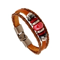 Pulsera de cuero multicapa con cuentas rojas y cierre de metal vintage sobre fondo blanco - Estilo Trenzado de Cuero Multicapa