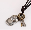 Collier rétro en cuir avec casquette argentée, anneau doré et pendentifs carrés gravés - Argent antique