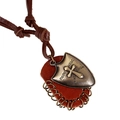 Collar punk retro con colgante de escudo y cruz en cordón de cuero marrón sobre fondo blanco - Estilo de Escudo de Bronce Retro (N0171)