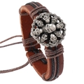 Pulsera retro multicapa de cuero marrón con emblema de calavera gótica y cordón encerado - Marrón