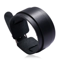 Bracelet large homme en cuir véritable noir minimaliste avec boucle métal sur fond blanc - Noir