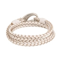 Weißes mehrlagiges geflochtenes Lederarmband mit silbernem Metall-Hakenverschluss - Dreifach-Wickelstil / Weiß