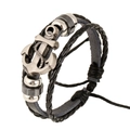 Geflochtenes Mehrschicht-Lederarmband mit Anker-Anhänger in Vintage-Silber auf weißem Grund - Schwarzer Vintage Anker Stil