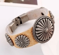 Vintage lichtgeel breed leren armband met zonnebloem metalen bedeltjes en gesp - Beige