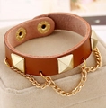 Pulsera punk de cuero marrón con tachuelas piramidales doradas y detalle de cadena - Tostado