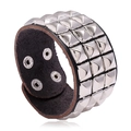 Bracciale punk in pelle nera con quattro file di borchie a piramide in metallo argento e bottoni - Quattro File di Borchie (P01698)